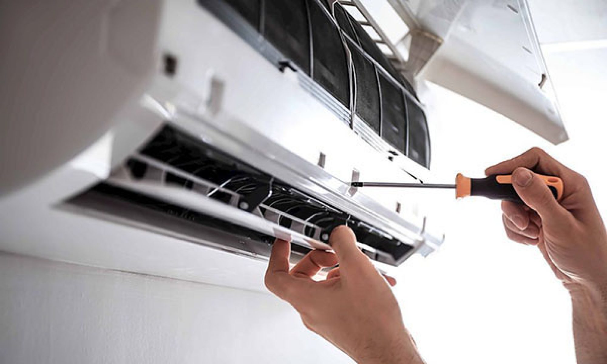 Read more about the article Nguyên nhân điều hòa vẫn chạy nhưng không mát là do đâu? Cách khắc phục như thế nào?